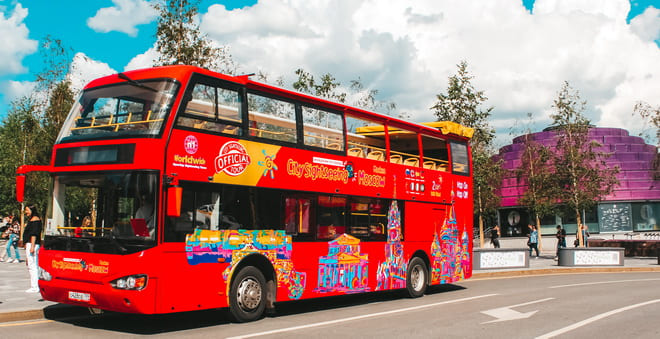фото красный автобус москва